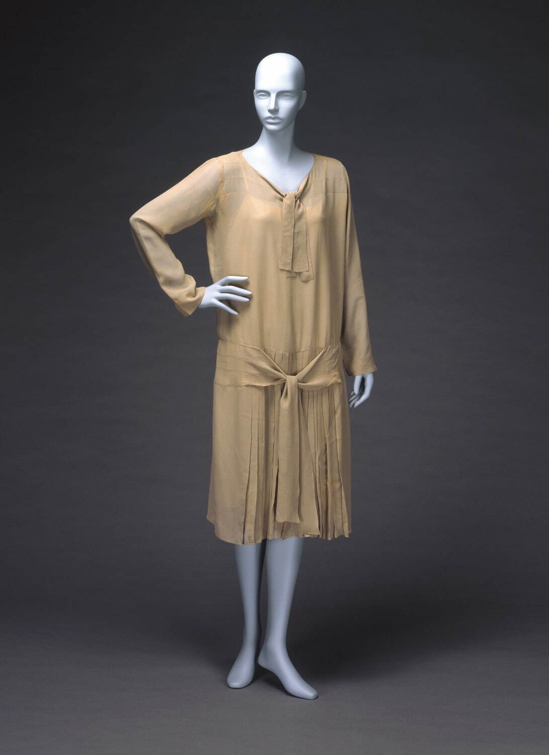 ガブリエル・シャネル 《デイ・ドレス》 1927年頃 シルククレープ 神戸ファッション美術館