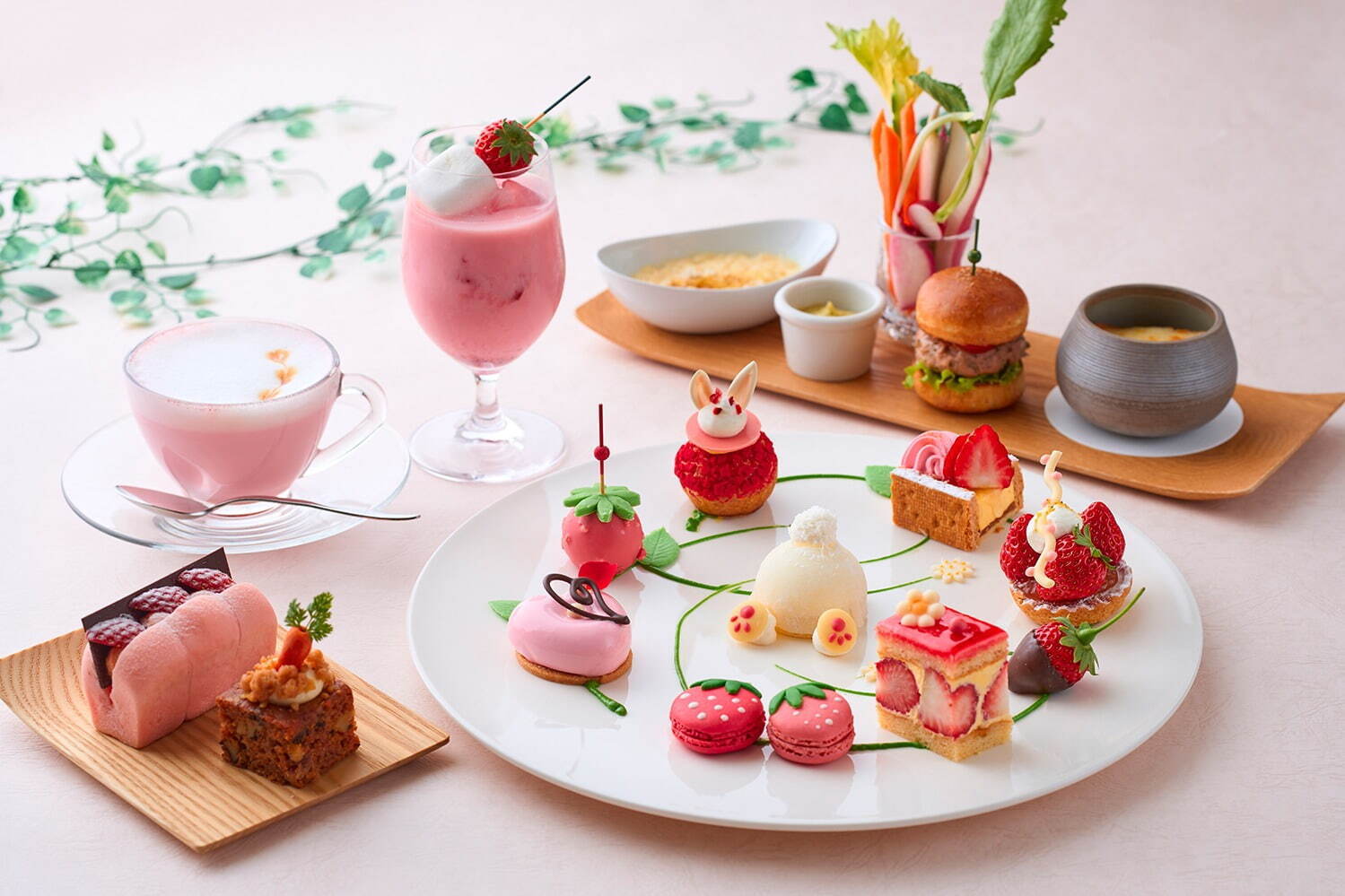 ハイアット リージェンシー 東京の苺アフタヌーンティー、桜ソースを包んだいちごムース＆“うさぎ大福”｜写真1