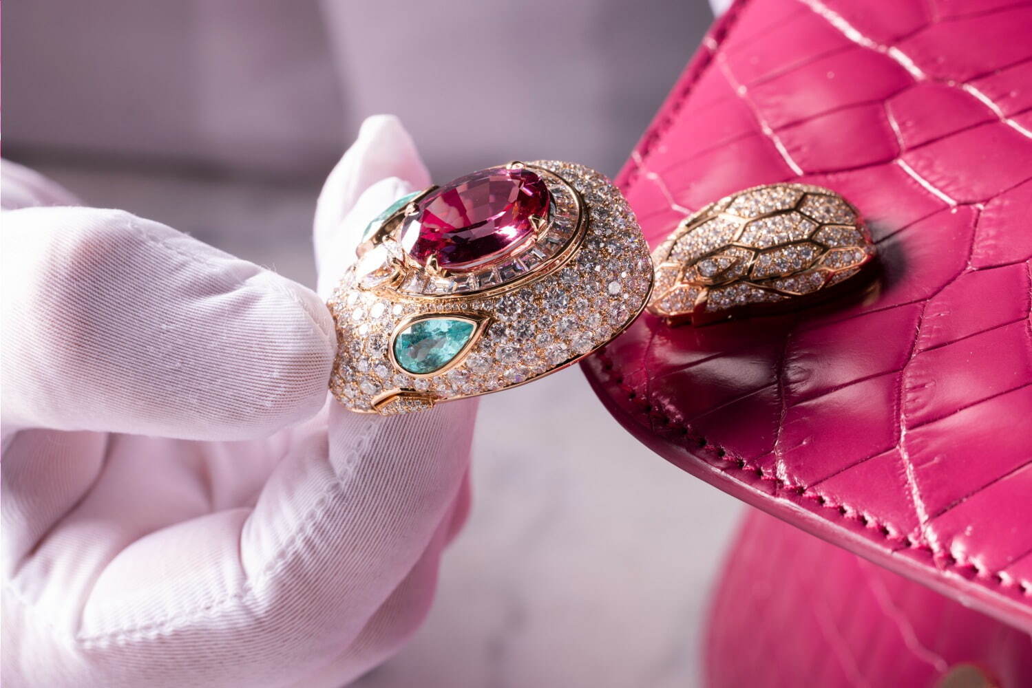 ブルガリ“宝石着想”ラズベリーピンクの「セルペンティ」バッグ、鮮やかなスピネル輝く蛇型ヘッド ファッションプレス