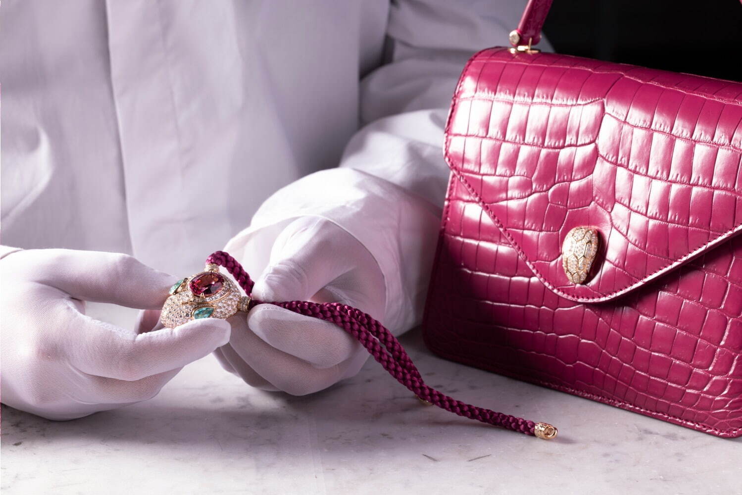 ブルガリ“宝石着想”ラズベリーピンクの「セルペンティ」バッグ、鮮やか