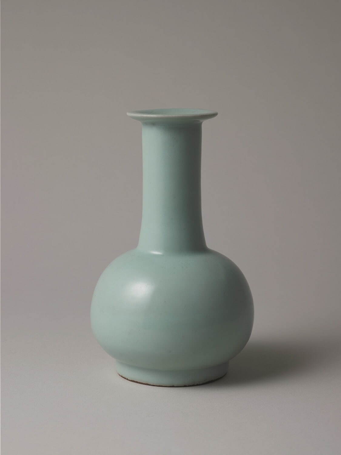 《青磁下蕪花瓶》 南宋時代　磁器　撮影：上野則宏
［第1期 前期展示 2023年3月24日(金)〜4月26日(水)］