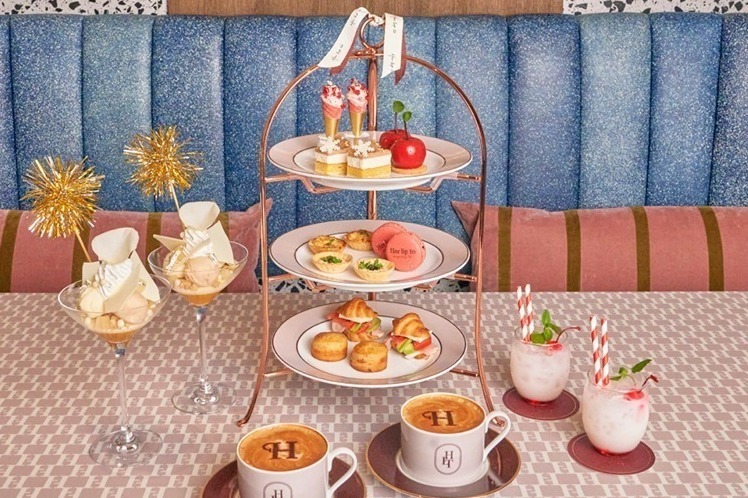 小嶋陽菜の「ハーリップトゥ」×W大阪のアフタヌーンティー、”チェリー型”ムースや限定グッズも