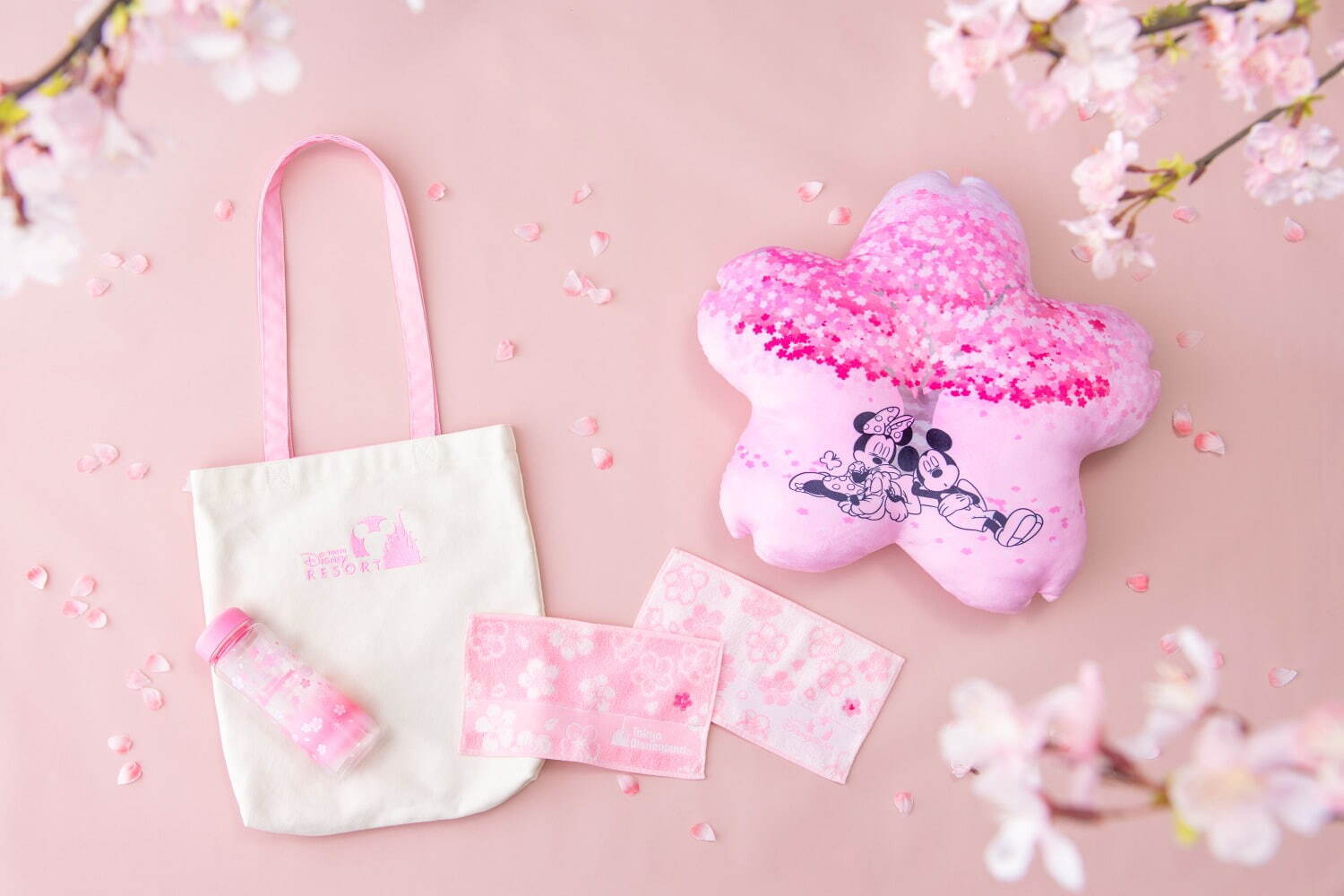 ミニーマウス｜東京ディズニーリゾートの“サクラ”グッズ、桜の木の下で眠るミッキーマウスたちを描いたバッグ＆カップ