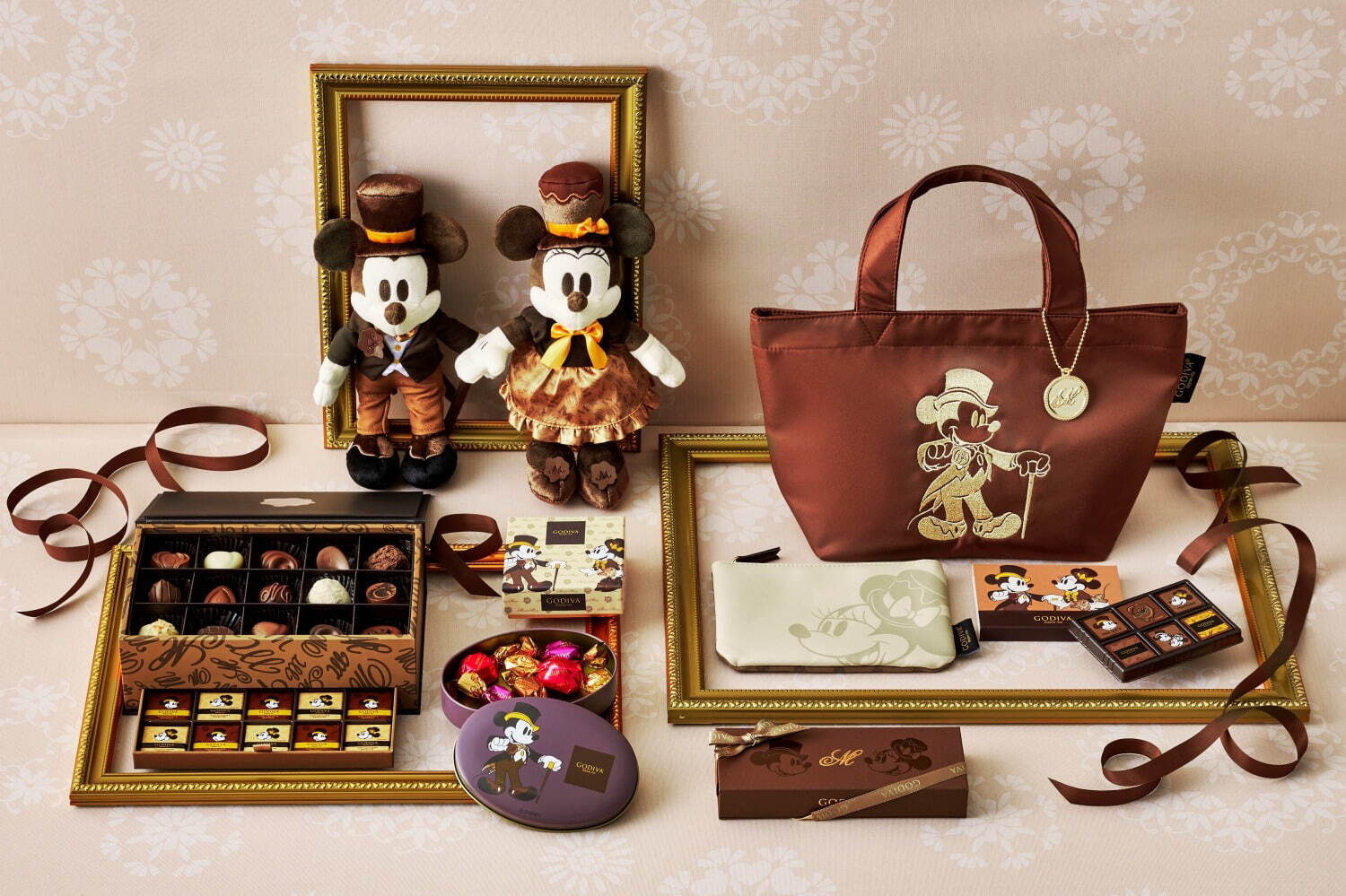 ゴディバ“チョコ色衣装”のミッキーマウス＆ミニーマウスバレンタインチョコ、ディズニーストアで｜写真1