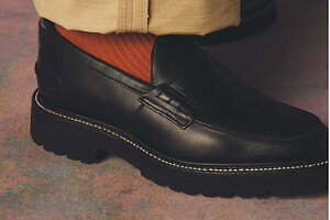 アンスクリア×トリッカーズのコラボシューズ、ビブラムソール採用のカジュアルなローファー