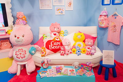 キキ＆ララ｜渋谷で「キキ＆ララ×ケアベア展」歴史やコラボアート、誕生ストーリーを紹介