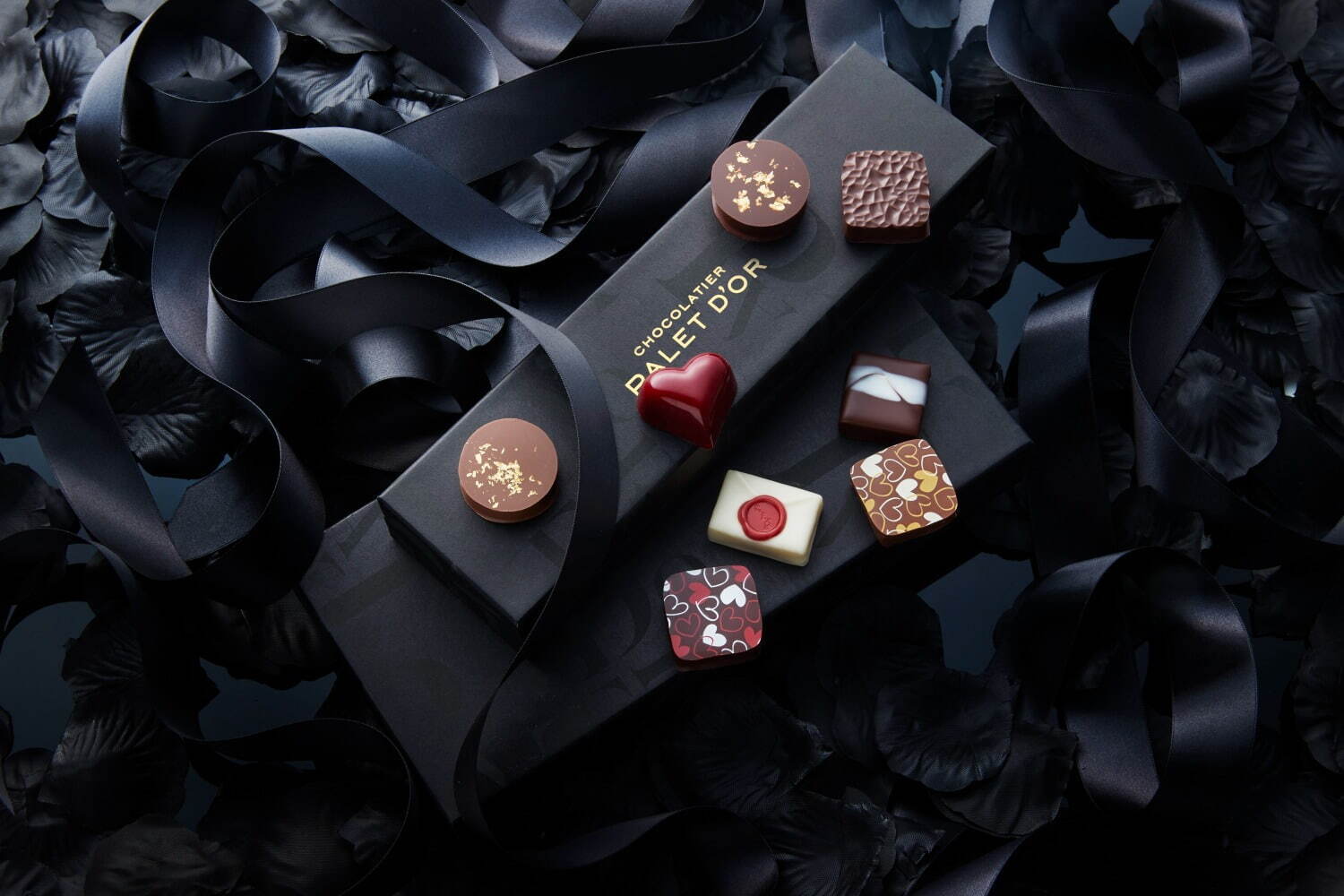 ショコラティエ パレ ド オール23年バレンタイン、真っ赤な“ハート型”チョコ入りBOX｜写真1