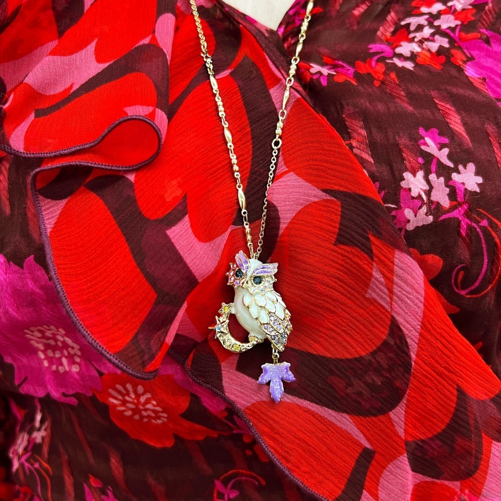 アナ スイ“福を呼ぶ”白ふくろうモチーフの新作アクセサリー、蝶を飾った三日月ブローチも｜写真11