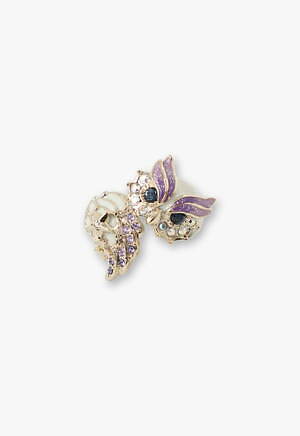 アナ スイ“福を呼ぶ”白ふくろうモチーフの新作アクセサリー、蝶を飾っ