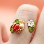 "ミッフィーが顔を出す”苺×花びらの手作りリングやピアス、フラワーミッフィーで発売｜写真3