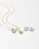 ヴァンドーム青山“春の花”モチーフのジュエリー、桜のネックレス＆ミモザのピアス｜写真4