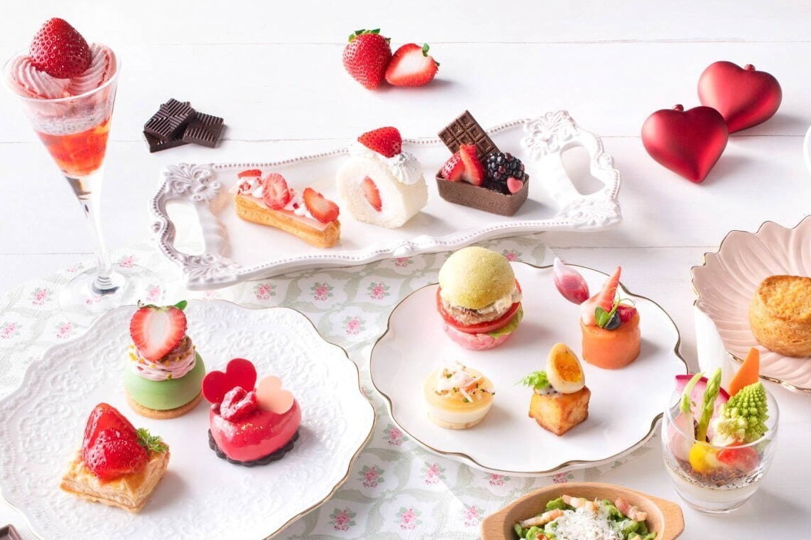 ヒルトン東京ベイ“苺×チョコ”アフタヌーンティー、ハート型のラズベリームース＆チョコタルト