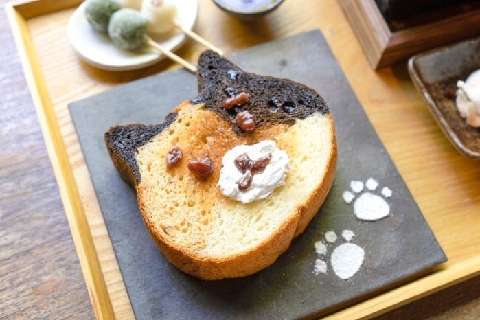 炭火で焼く"三毛猫食パン”の朝食セットが京都で、みたらし団子付き人気メニューが復活｜写真3
