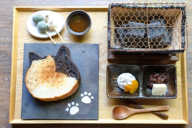 朝食(朝ごはん)｜炭火で焼く"三毛猫食パン”の朝食セットが京都で、みたらし団子付き人気メニューが復活