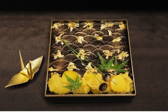 カフェコムサ正月限定「おせちケーキ」栗＆ココアクリームで青梅波模様を表現