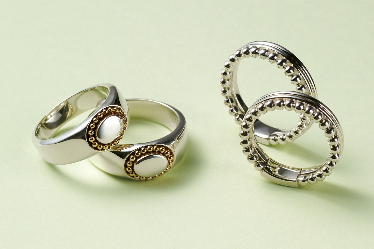 エル・エー・エイチの人気ユニセックスジュエリー、“印台”モチーフ＆“重ね付け風”リングなど