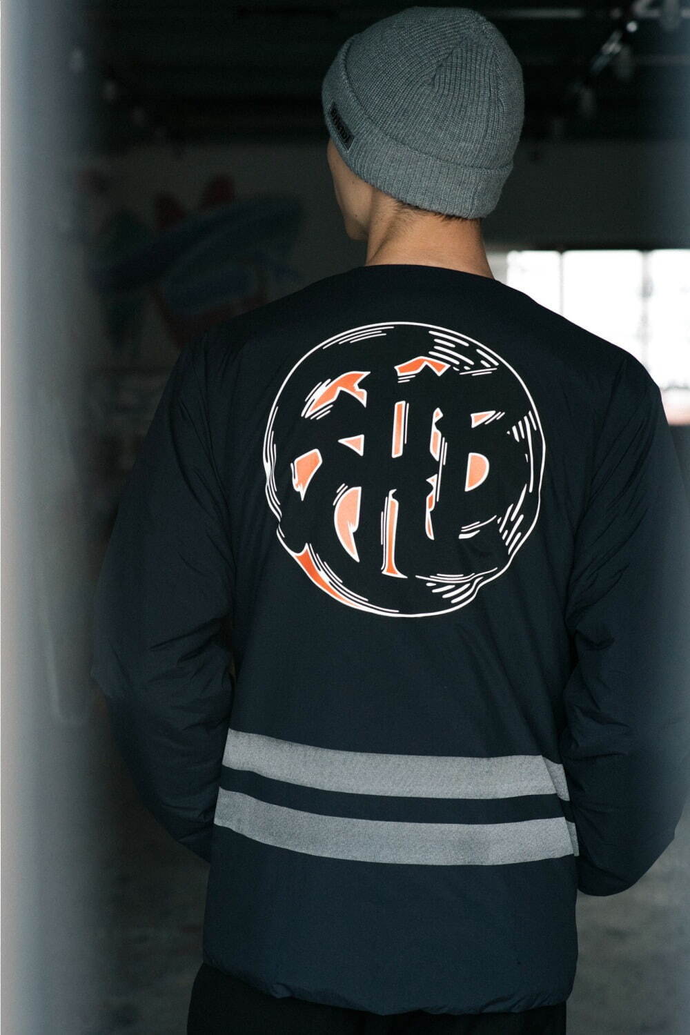 エフシーレアルブリストル“江戸文字×アルファベット”のロゴ入りジャケット、スニーカーウルフとコラボ｜写真16