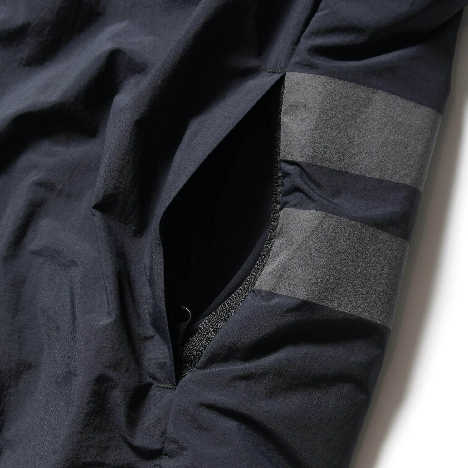 エフシーレアルブリストル“江戸文字×アルファベット”のロゴ入りジャケット、スニーカーウルフとコラボ｜写真11