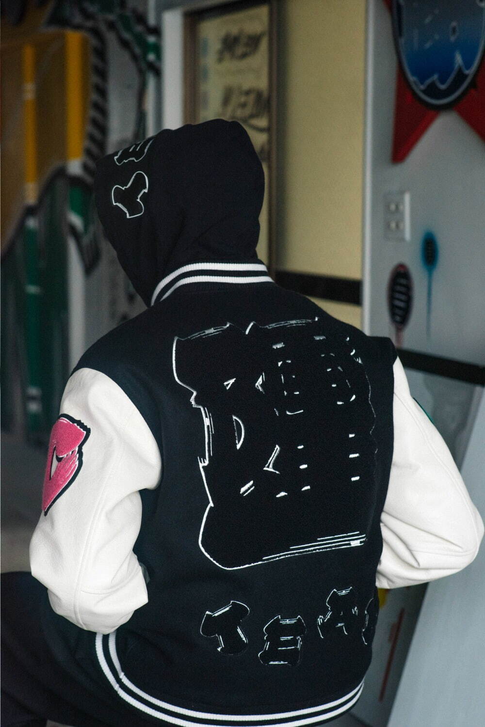 エフシーレアルブリストル“江戸文字×アルファベット”のロゴ入りジャケット、スニーカーウルフとコラボ｜写真6