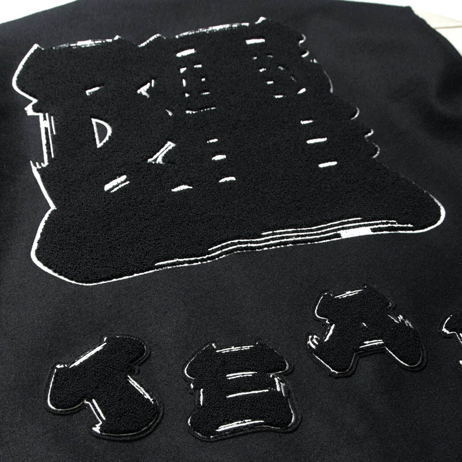 エフシーレアルブリストル“江戸文字×アルファベット”のロゴ入りジャケット、スニーカーウルフとコラボ｜写真4