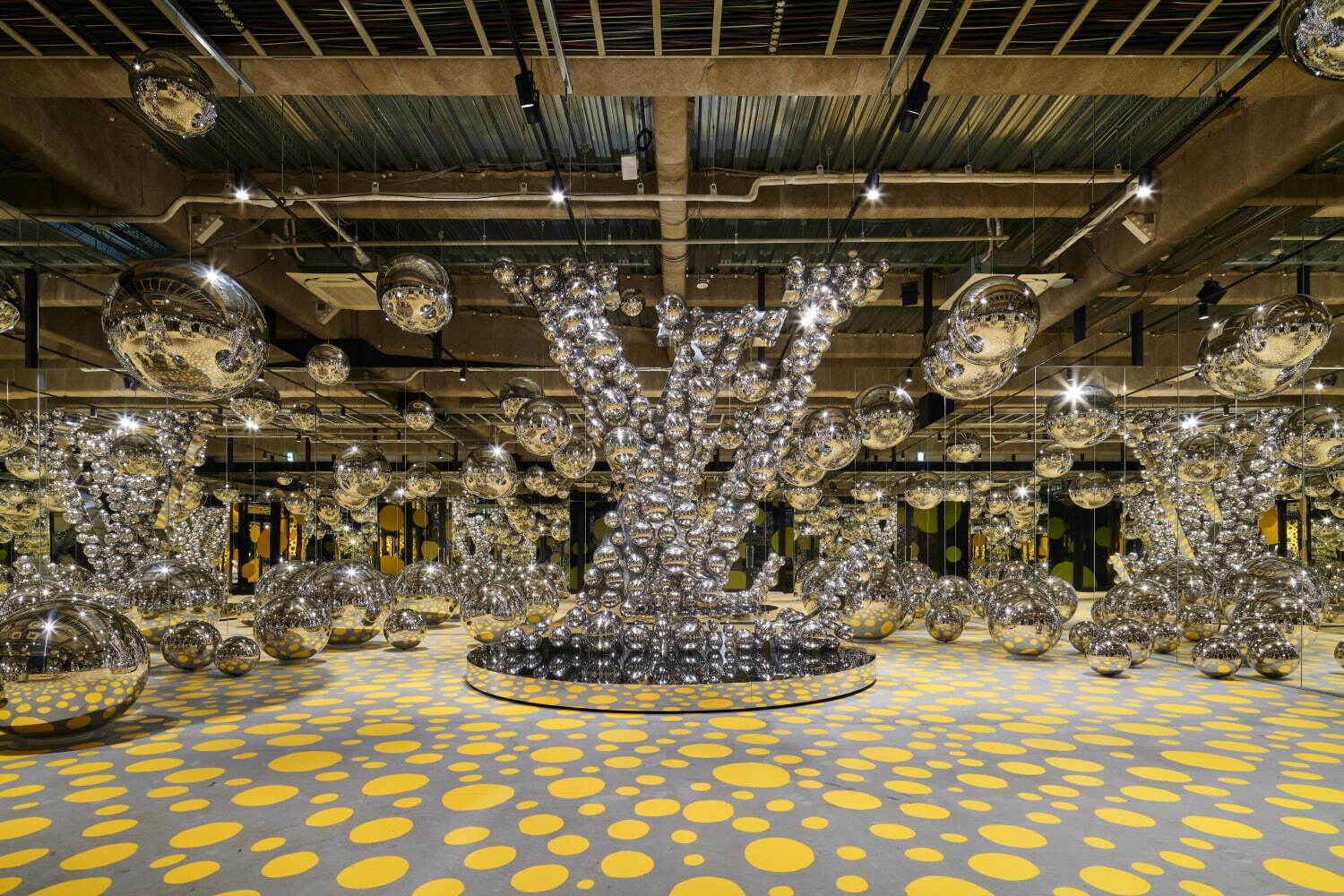 Au Japon, Louis Vuitton dévoile son bâtiment iridescent