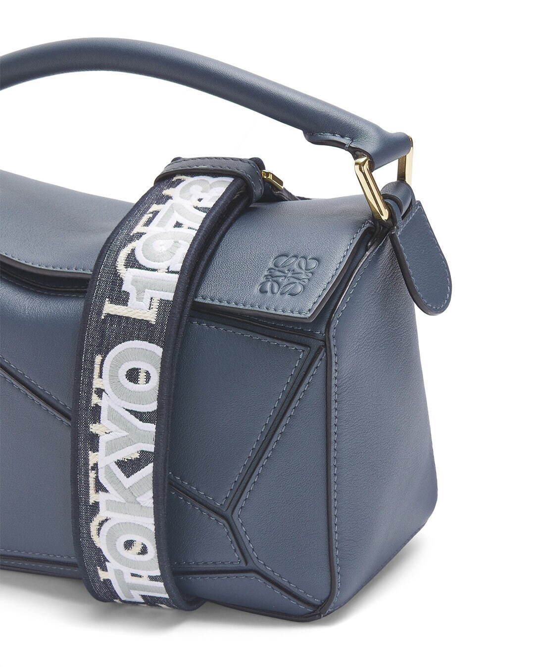 ロエベの限定バッグ「TOKYO 1973」、23年干支「うさぎ」モチーフ