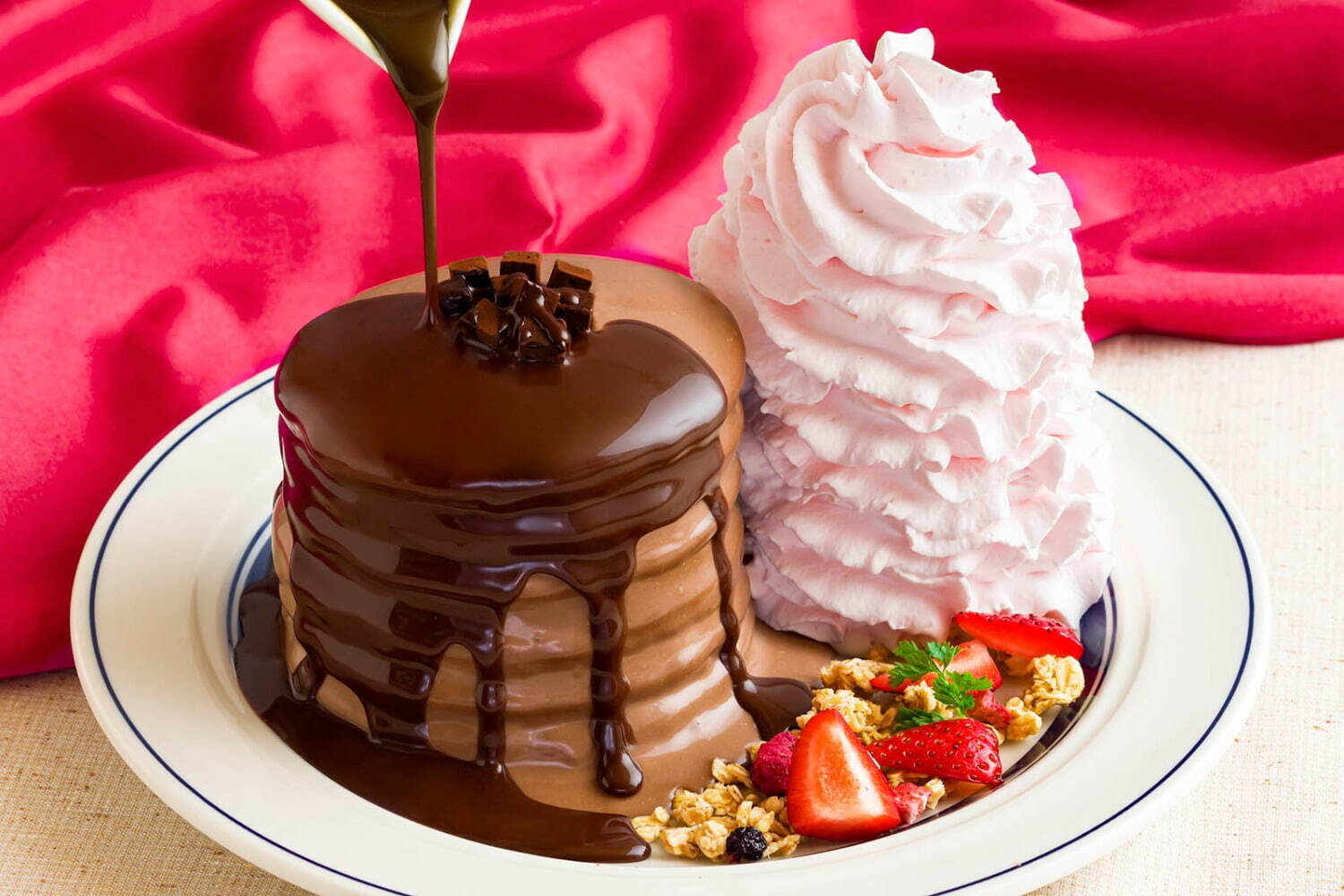 エッグスンシングスからチョコレート尽くしのバレンタインパンケーキ、甘酸っぱい苺クリームを合わせて