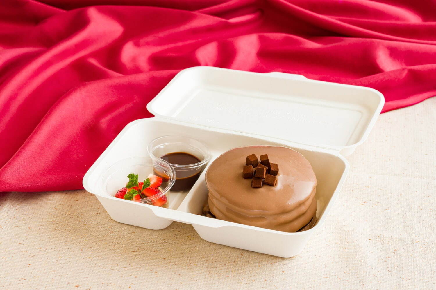 エッグスンシングスからチョコレート尽くしのバレンタインパンケーキ、甘酸っぱい苺クリームを合わせて｜写真2