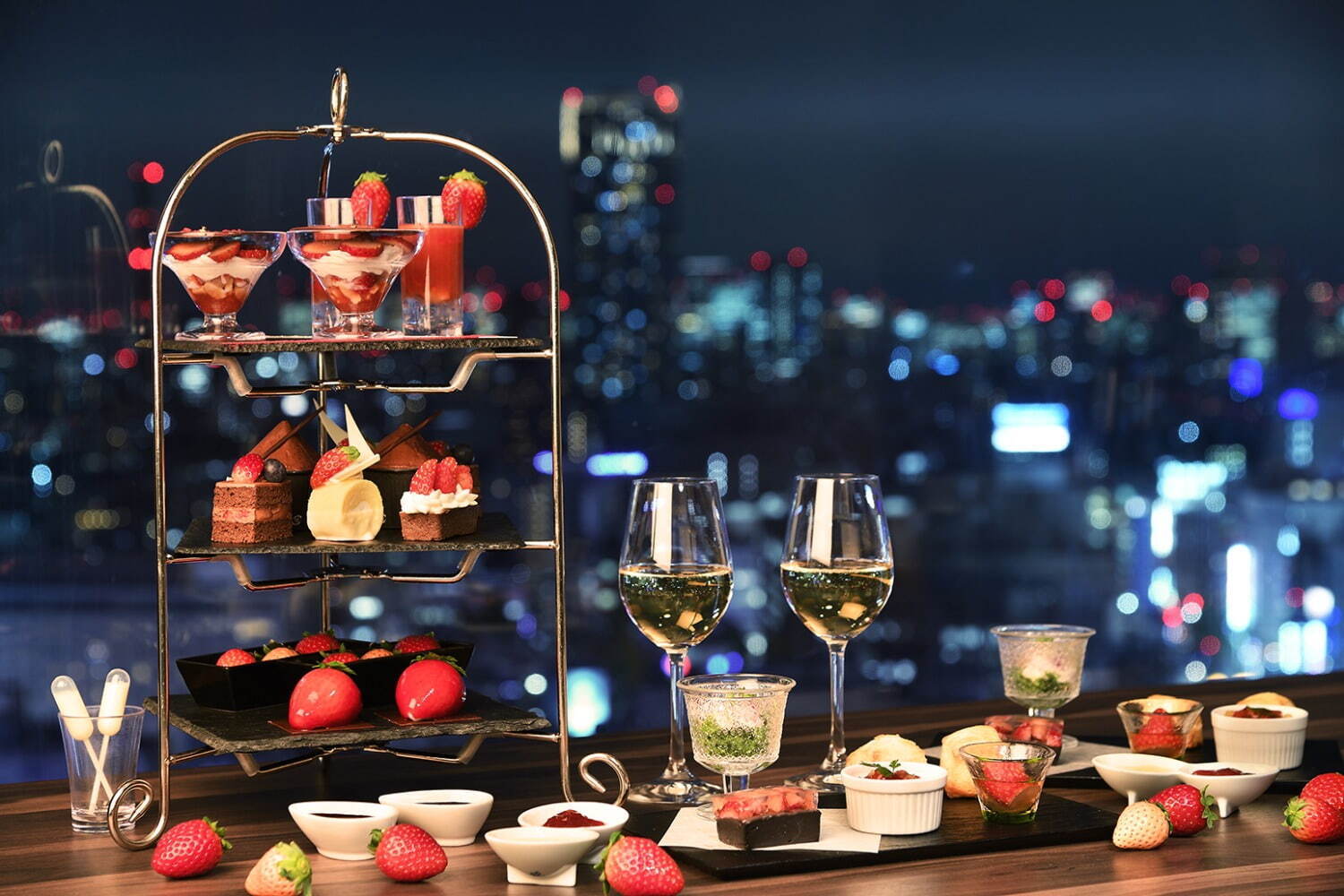 “苺×チョコ”のアフタヌーンティーが新宿プリンスホテルにて、いちごパフェや苺食べ比べセット｜写真2
