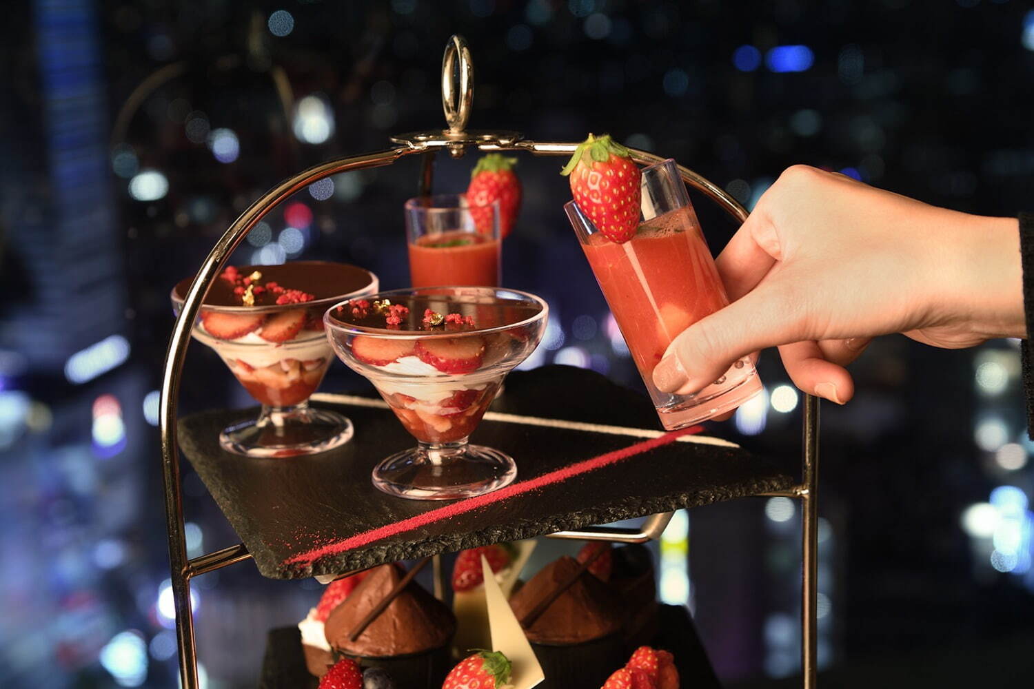 “苺×チョコ”のアフタヌーンティーが新宿プリンスホテルにて、いちごパフェや苺食べ比べセット｜写真3