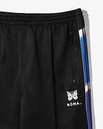 ニードルズ×ノーマ ティーディー、ムラ染め風サイドテープのスタジャン＆トラックパンツ｜写真8