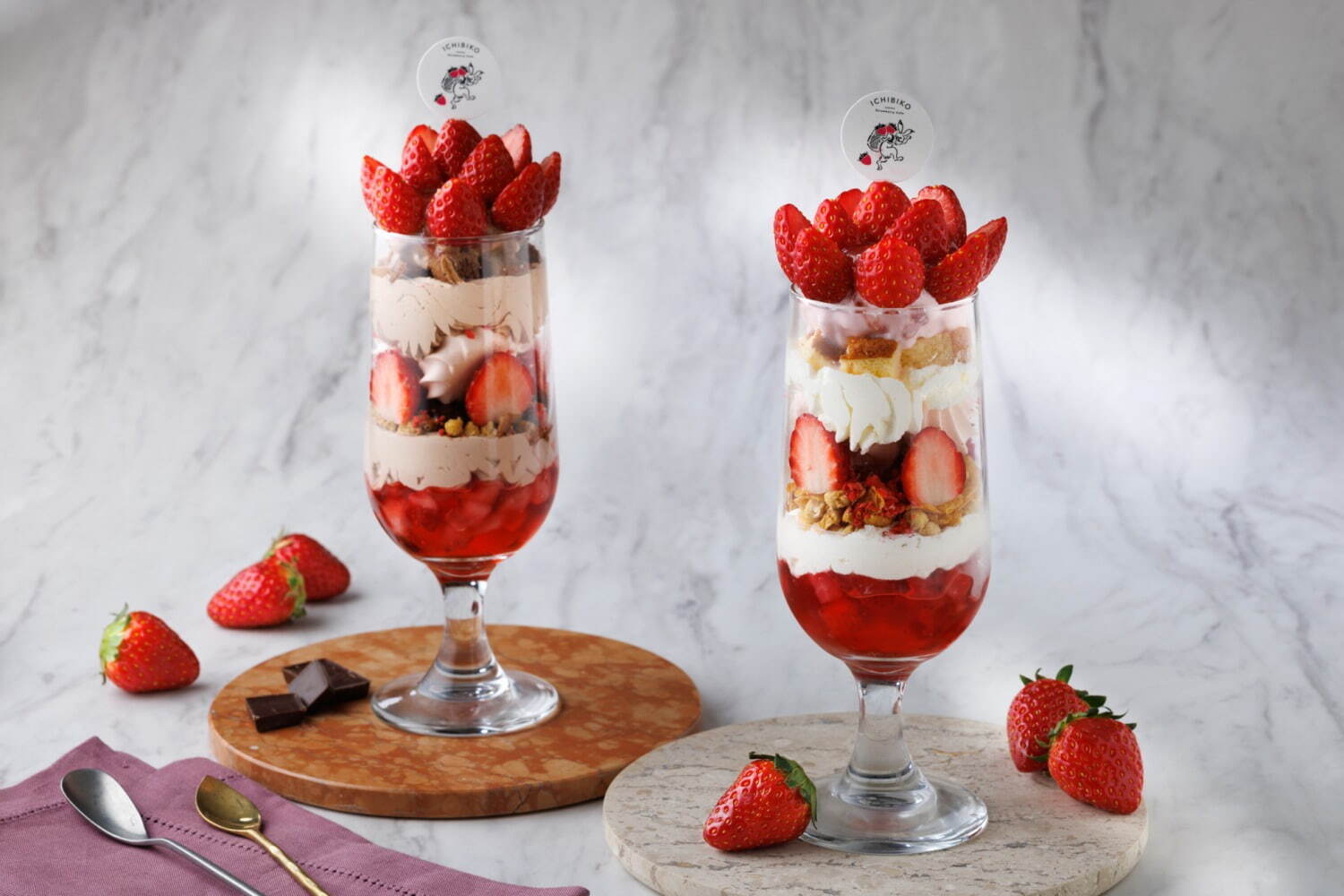 左)「very strawberry パフェ ショコラ」
右)「very strawberry パフェ フレーズ」
発売日:2023年1月14日(土)
価格:イートイン1,500円
取扱店舗:太子堂店 / 海老名店