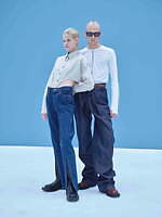 ジョン ローレンス サリバンのワイドデニムパンツ、タック入りシルエットがよりダイナミックに｜写真7