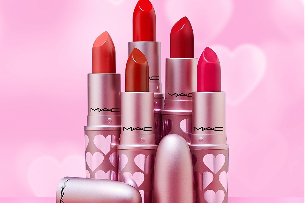 M·A·Cの人気コスメが“ハート柄×ピンク”の特別パッケージに、バレンタイン限定色リップなど