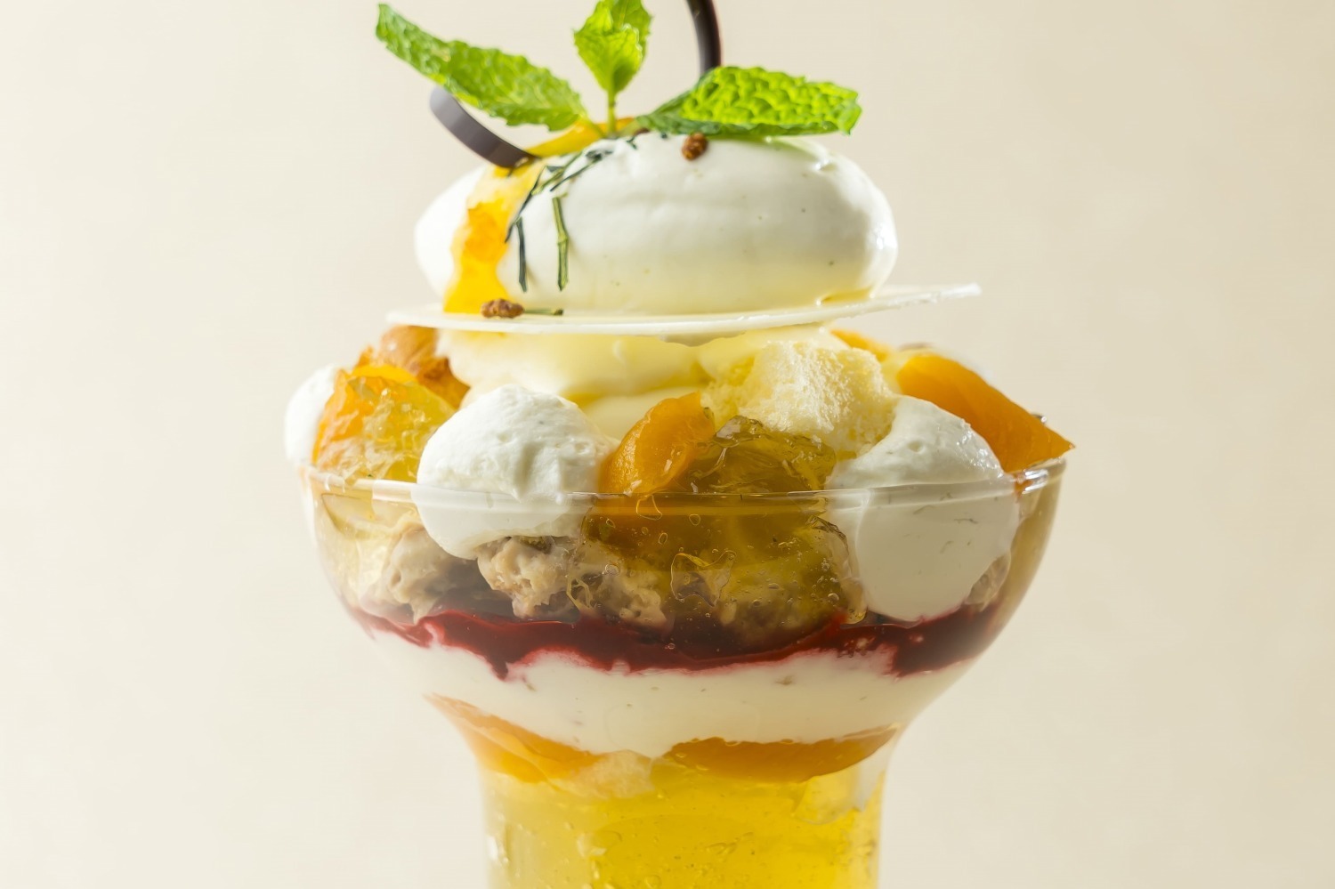 京はやしやの冬限定パフェ、“玄米茶クリーム・ジュレ”に上品ホワイトチョコを重ねて