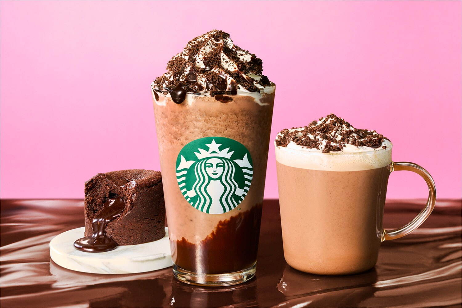 フォンダン ショコラ フラペチーノ※トールサイズのみ 
678円(テイクアウト)/690円(イートイン)
フォンダン ショコラ アーモンドミルク モカ(ホット)　
テイクアウト：ショート 540円/トール 579円/グランデ 624円/ベンティ 668円
イートイン：ショート 550円/トール 590円/グランデ 635円/ベンティ 680円