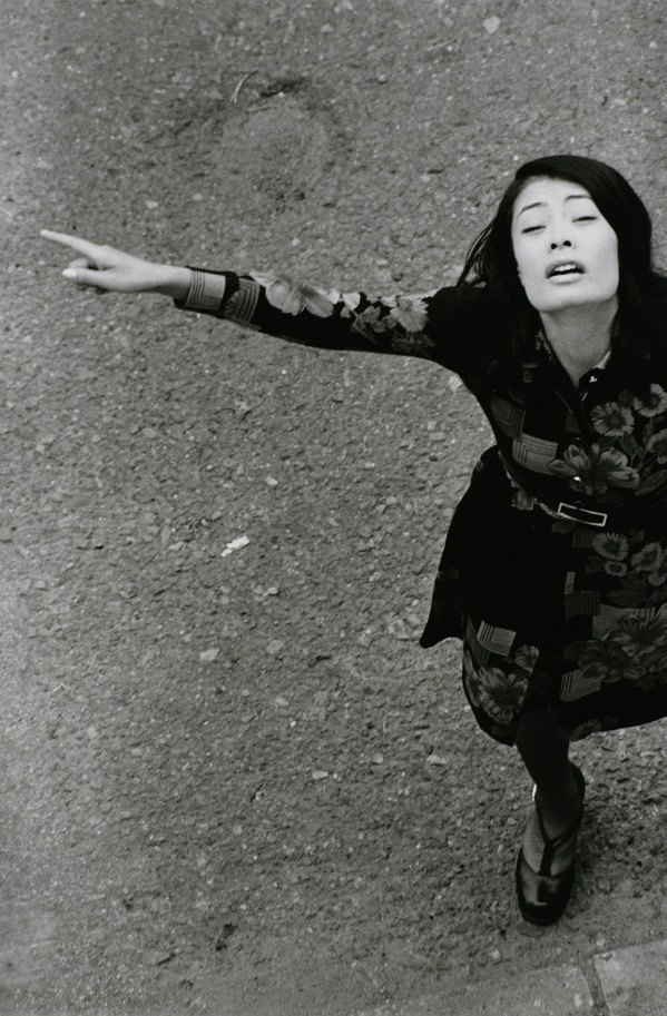 深瀬昌久 《無題(窓から)》 「洋子」より 1973年
©︎深瀬昌久アーカイブス