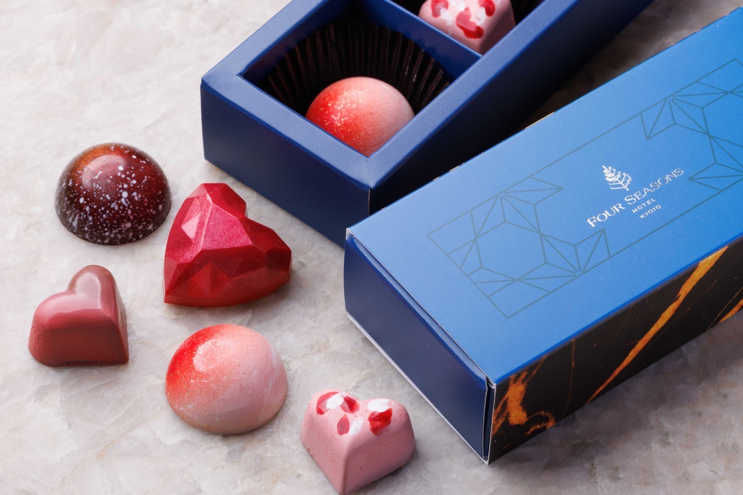 バレンタインチョコレート｜フォーシーズンズホテル京都23年バレンタイン、バニラキャラメル“ボンボン”や苺オペラケーキ