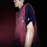 ディーゼル23年干支“うさぎ”モチーフのデニムベストやスウェット、ダークレッドのウォッシュ加工で｜写真2