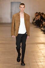 プラダ 2023年秋冬メンズコレクション、“断片”からファッションの本質を探究｜写真13