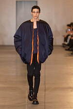 プラダ 2023年秋冬メンズコレクション、“断片”からファッションの本質を探究｜写真19