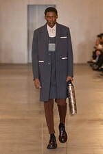 プラダ 2023年秋冬メンズコレクション、“断片”からファッションの本質を探究｜写真32