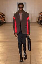 プラダ 2023年秋冬メンズコレクション、“断片”からファッションの本質を探究｜写真38