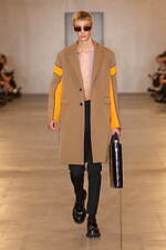 プラダ 2023年秋冬メンズコレクション、“断片”からファッションの本質を探究｜写真39