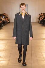 プラダ 2023年秋冬メンズコレクション、“断片”からファッションの本質を探究｜写真45