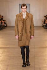 プラダ 2023年秋冬メンズコレクション、“断片”からファッションの本質を探究｜写真48