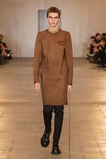 プラダ 2023年秋冬メンズコレクション、“断片”からファッションの本質を探究｜写真49