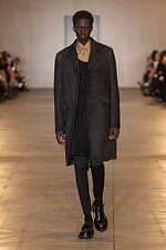 プラダ 2023年秋冬メンズコレクション、“断片”からファッションの本質を探究｜写真52