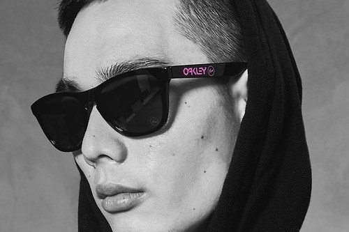 フラグメント×オークリー“鮮やかロゴ”サングラス「フロッグスキン」やネーム入りフーディー
