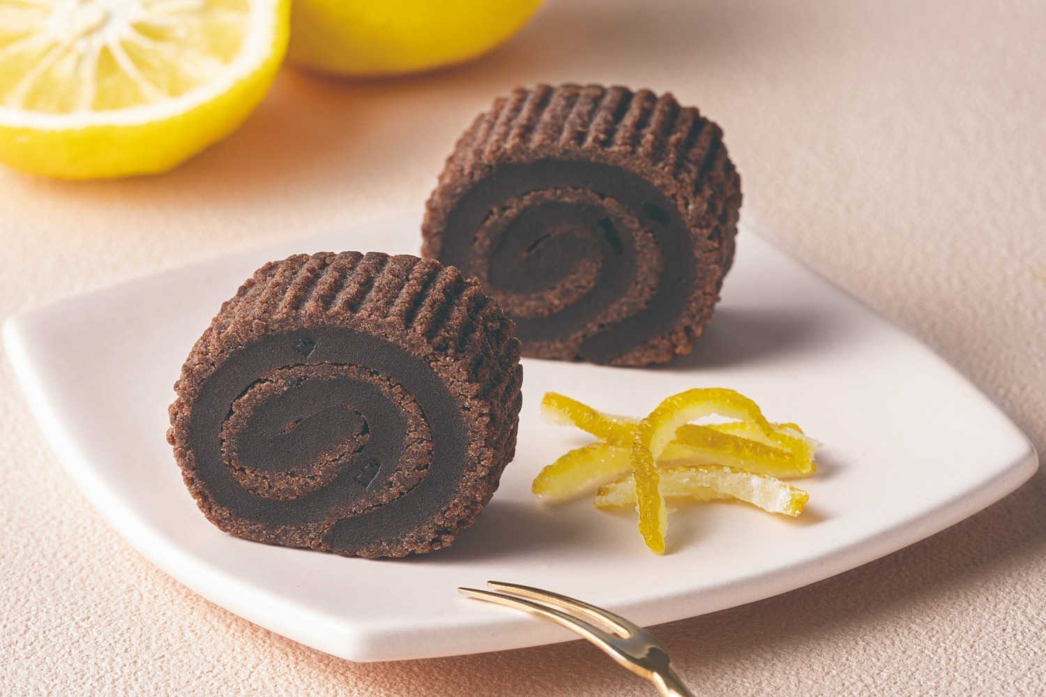 ゴディバと鶴屋吉信がコラボ「京観世 チョコレート」白餡×チョコ×柚子ピールの和スイーツ｜近鉄和歌山